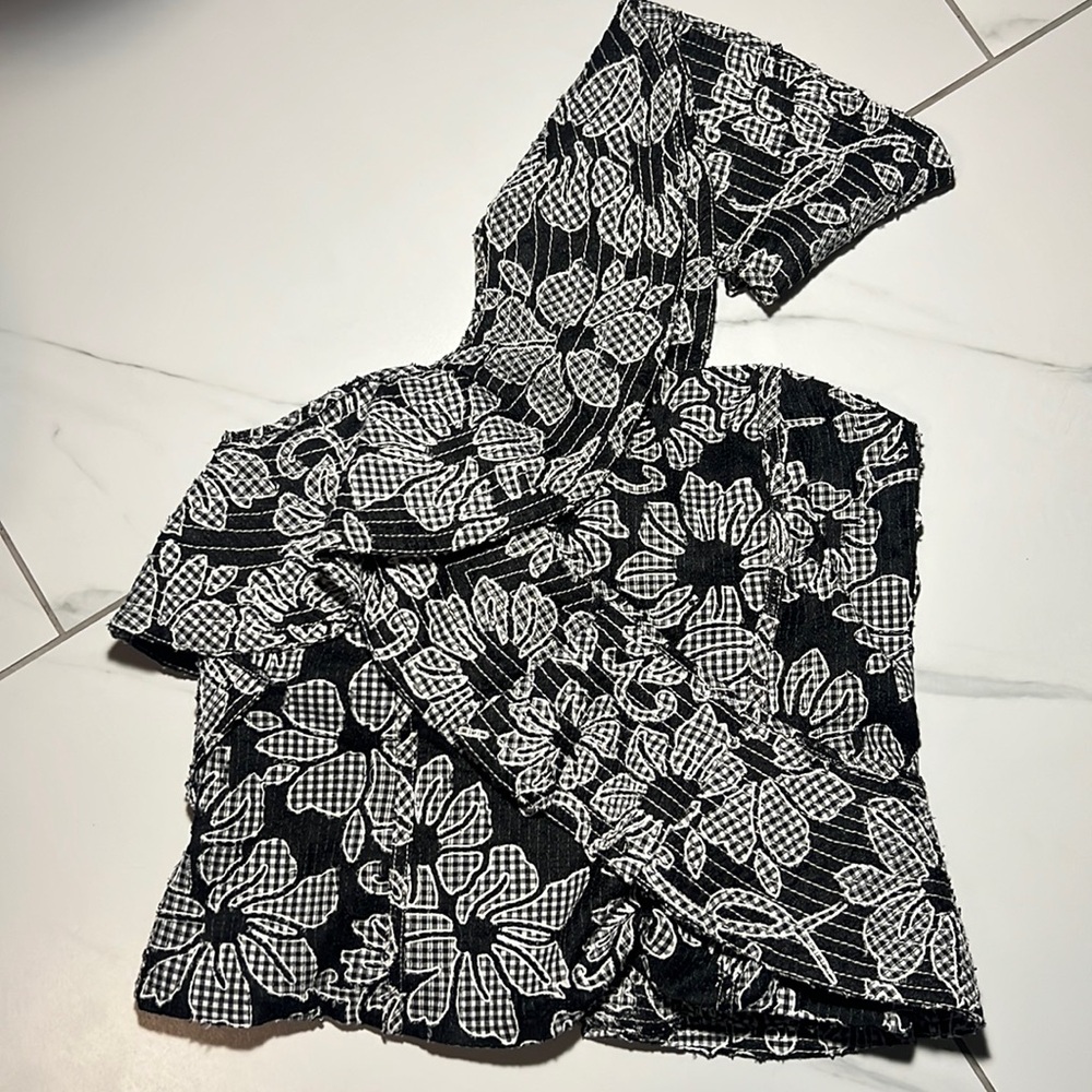 One sleeve asymmetrical thick floral pattern Zara medium